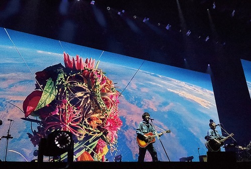 ▲横浜アリーナで歌うゆずの北川悠仁さん（左）と岩沢厚治さん。約２年ぶりとなる全国アリーナツアーは、昨年10月から12カ所30公演が行われた©SENHA