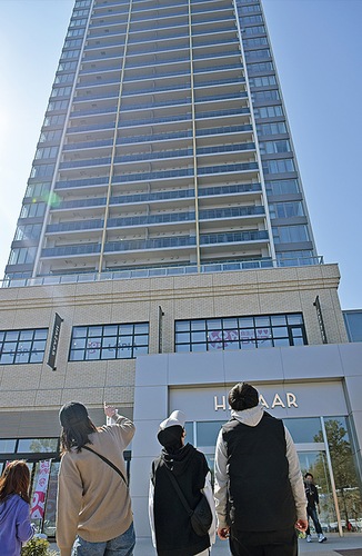 リビオタワーを見上げて階数を数える参加者