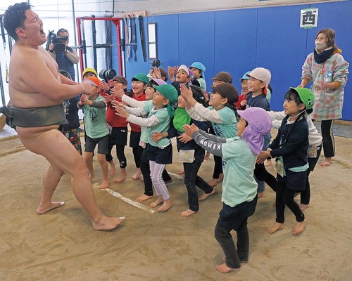 必殺の猫だましを仕掛ける園児たち