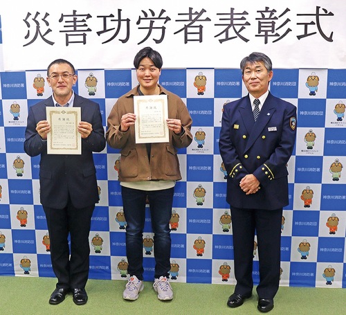 表彰状を手にする高澤さん（左）と赤澤さん