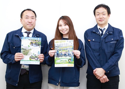 作成したチラシを手にする下水道河川局の職員