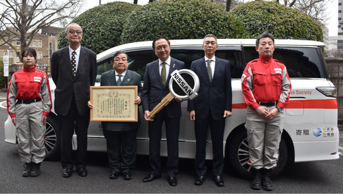 寄贈された車両と関係者ら