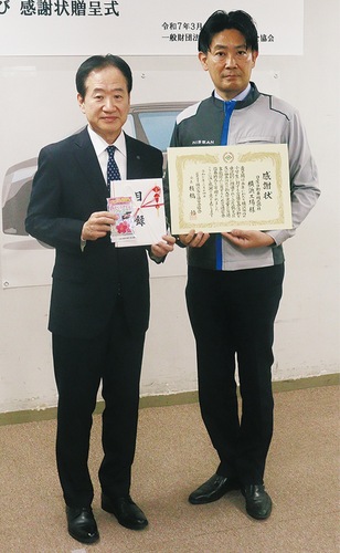 佐竹専務理事（左）と古川課長