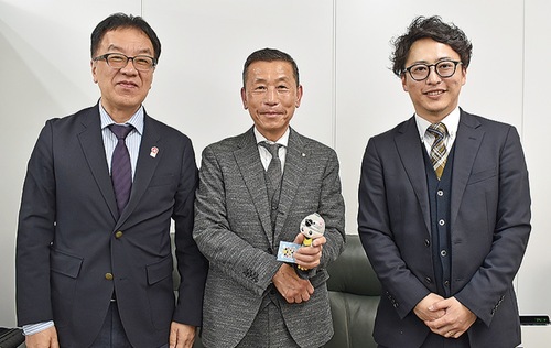 岡本社長（中央）と富岡町職員