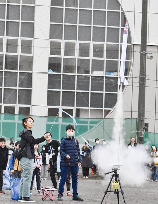 勢いよく発射される手作りのロケット