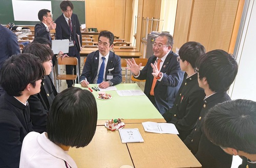 意見を交わす生徒と市議