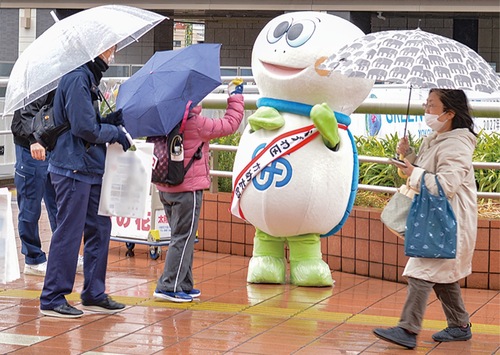 雨の中ＰＲ活動を行うかめ太郎