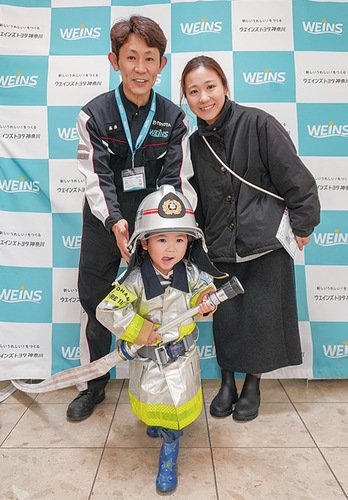 防火着を試着する子ども（同店提供）