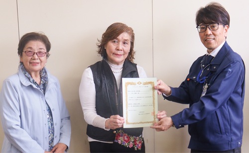 山下所長（右）と村山さん（中央）