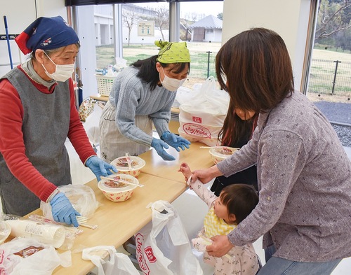 弁当を受け取る利用者