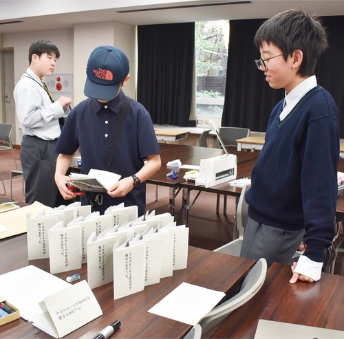 製本作業を行う生徒