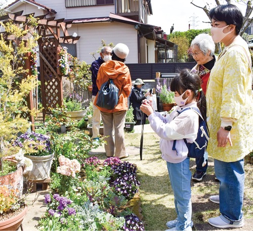 興味津々に庭を眺める参加者ら