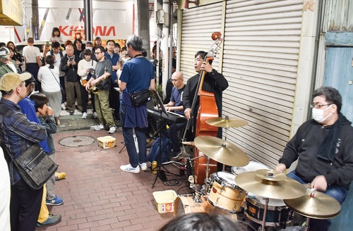 音楽演奏やダンスなどが披露される（昨年）