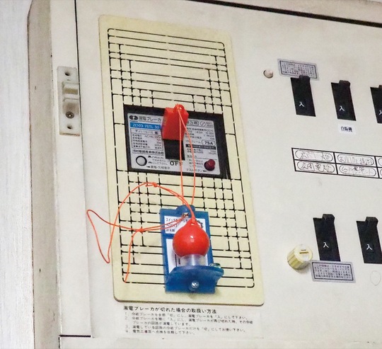 設置が簡易な、おもり式の感震ブレーカー