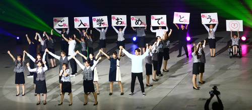 横浜医療秘書専門学校の生徒のパフォーマンス