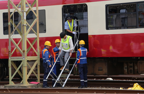 松葉杖を使う乗客を避難誘導する係員