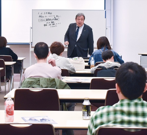 県内の教育事情を説明する浅葉代表