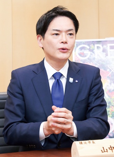 インタビューに答える山中竹春市長