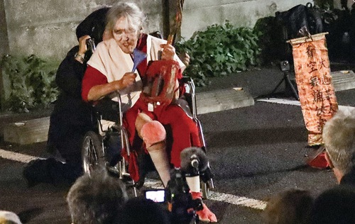 ギリヤーク尼ヶ崎さん（写真は昨年公演時）