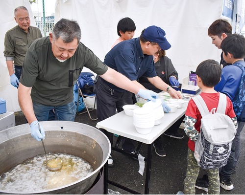 横浜魚市場卸協同組合はメギスのつみれ汁を販売