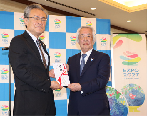 河村事務総長（左）に目録を手渡す坂倉副会頭（横浜商工会議所提供）