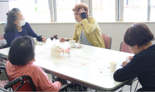 コーヒーを飲みながら語り合う参加者