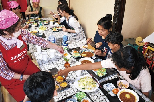 初回はカレーライスなどが提供された