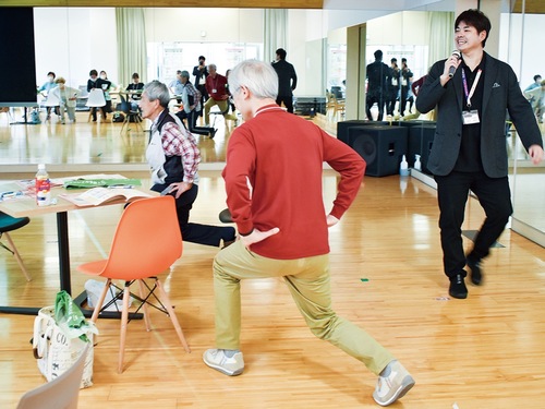 参加者にアドバイスを送る金井支配人（右端）