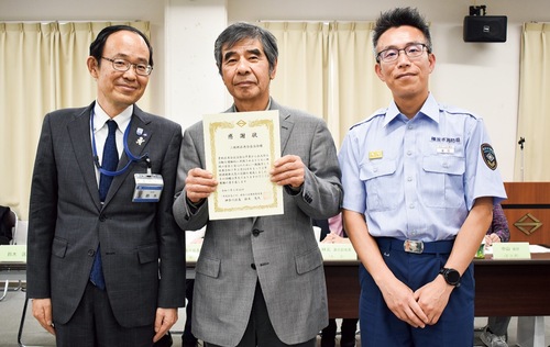 賞状を手にする小川会長（中央）