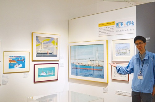 作品を紹介する奥津さん