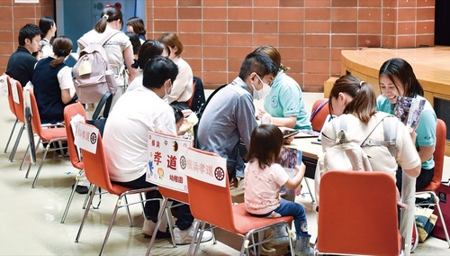 園の説明を聞く保護者ら