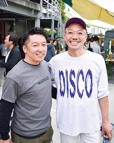 主催したつま正の小山社長（左）と、イベントのオーガナイザーを務めたDJのTSU→さん