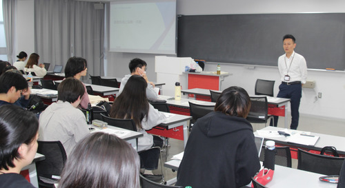 講義に登壇する市の加藤さん