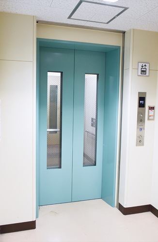 西谷中のエレベーター