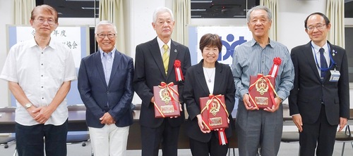 表彰式に参加した（左から）森山新会長、志村前会長、緑川さん、加藤さん、福田さん、鈴木茂久区長（区スポーツ協会提供）