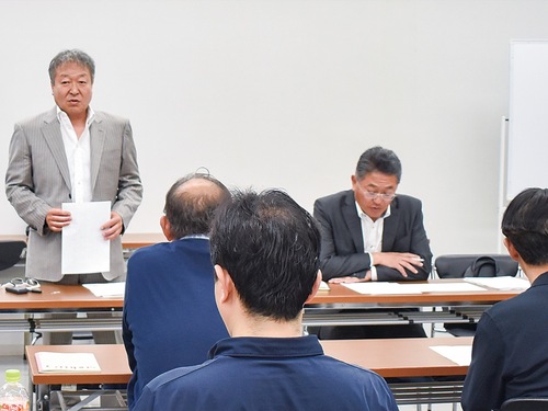 冒頭であいさつする桐ヶ谷会長