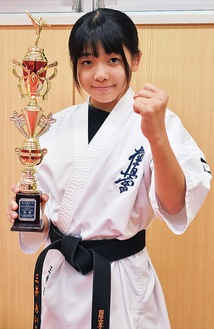 トロフィーを手にする三井さん