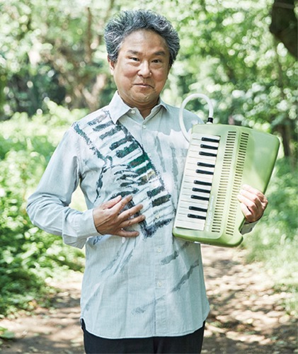 演奏とトークを行う賢作さん