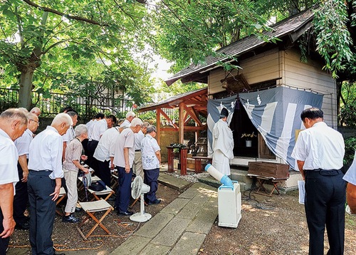 祈りを捧げる参加者