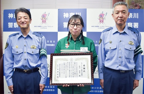 表彰を受けた外川店長（中央）