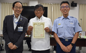 左から神奈川区役所の鈴木区長、浦島連合自治会の加藤会長、神奈川消防署の城田裕司署長