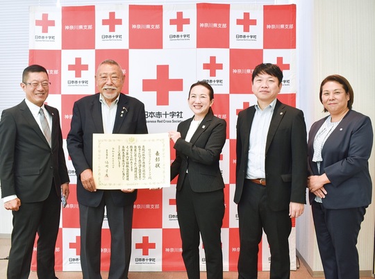 表彰状を手にする片山前会長（中央）と栗原現会長（左から２人目）とメンバー