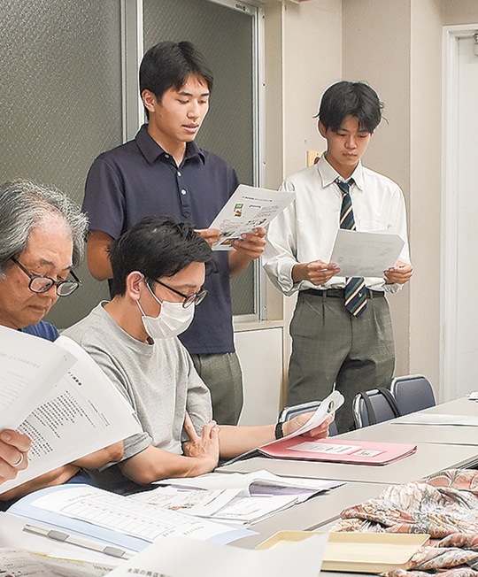 商店街役員へプレゼンする、宇佐美さん（左）と福川さん