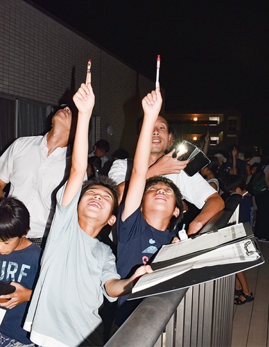 夏の大三角の星を探す子どもたち