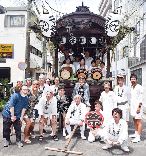 山車を背に記念撮影する二ツ谷町の面々
