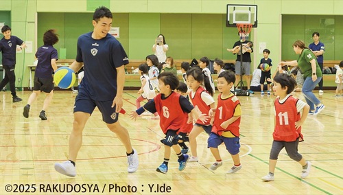 子どもらとドリブルゲームをする森井選手