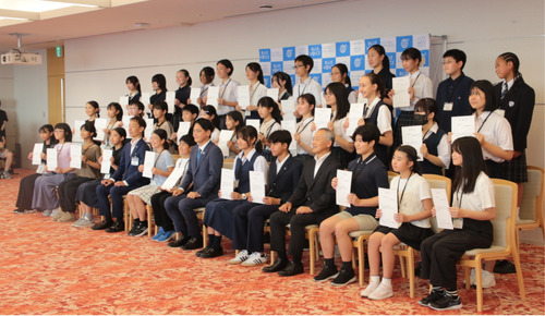子ども実行委員を委嘱された児童・生徒が山中市長と記念撮影