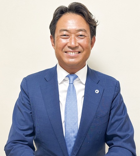 取材に応じる佐藤会長