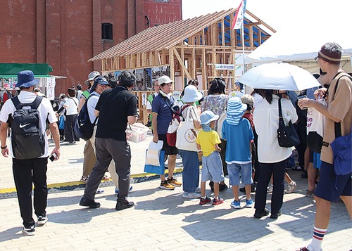 防災用品の展示など（昨年の様子）