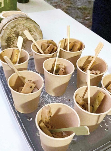 カップ入りで販売されたメンマ（ハマチクラボ提供）